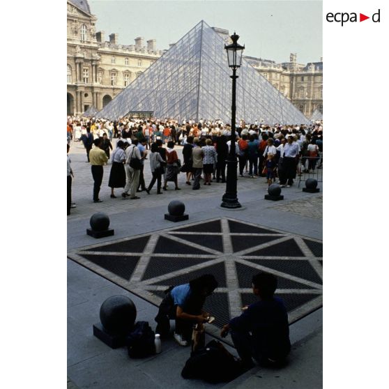 Paris 1er. Pyramide du Louvre (architecte I.M. Pei). File d'attente.