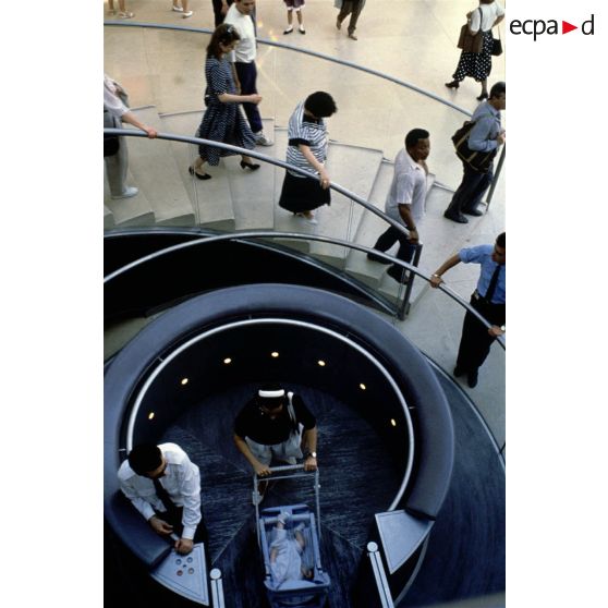 Paris 1er. Musée du Louvre. Accès à l'espace d'accueil sous la pyramide.