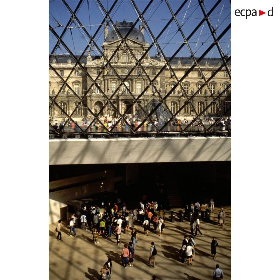 Paris 1er. Musée du Louvre. Accueil sous la pyramide et  pavillon Sully.