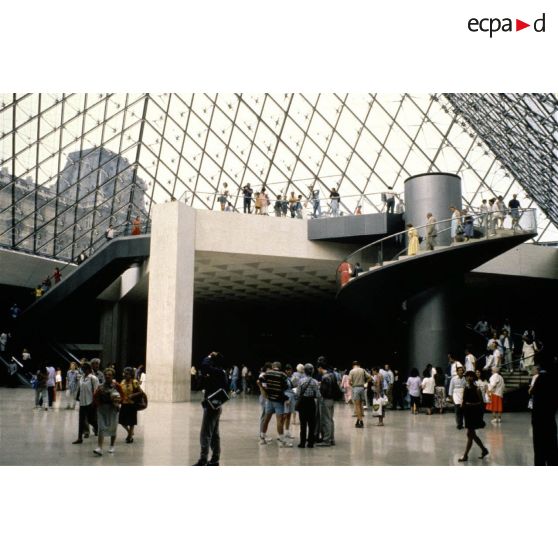 Paris 1er. Musée du Louvre. Espace d'accueil sous la pyramide.