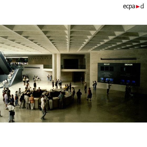 Paris 1er. Musée du Louvre. Espace d'accueil sous la pyramide.