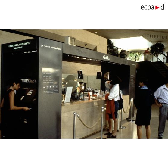 Paris 1er. Musée du Louvre. Guichet et distributeur de billet.