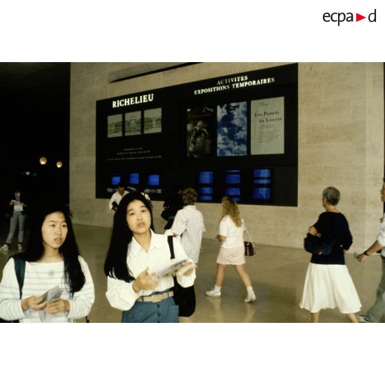 Paris 1er. Musée du Louvre. Panneau d'information à l'accueil.