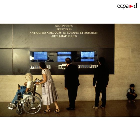 Paris 1er. Musée du Louvre. Panneau d'information à l'accueil.
