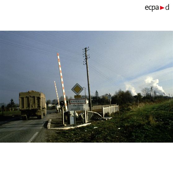 Eppeville (80). Camion de betteraves pour la Générale sucrière.