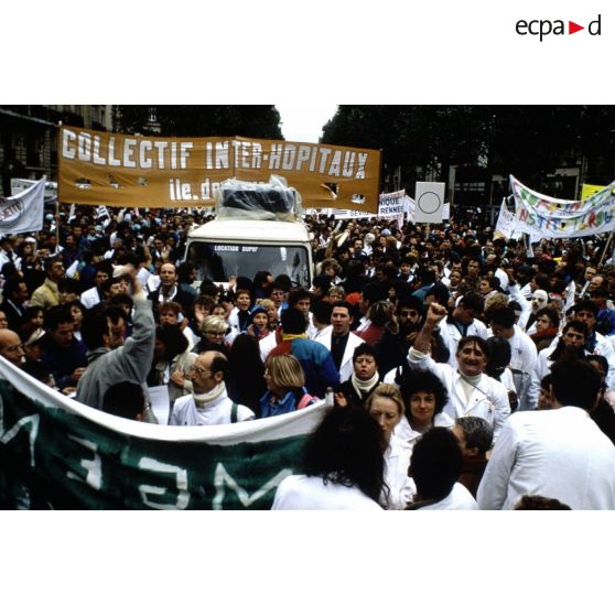 Octobre-novembre 1991. Paris. Manifestation des infirmières (coordination nationale) pour la revalorisation.