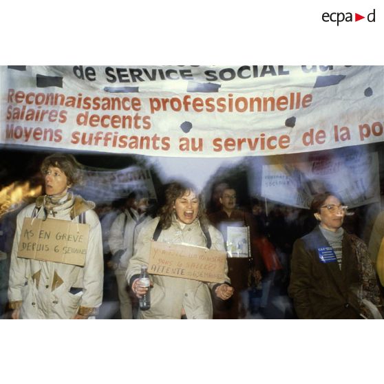 24 octobre 1991. Paris. Manifestation des assistants sociaux lors d'une grève générale.