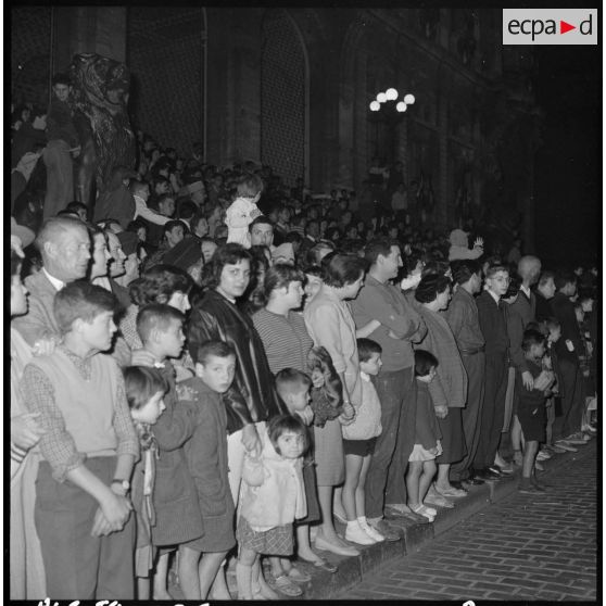 Oran. Commémorations du 13 Mai 1958. La foule pendant la retraite aux flambeaux, place de l'hôtel de ville.