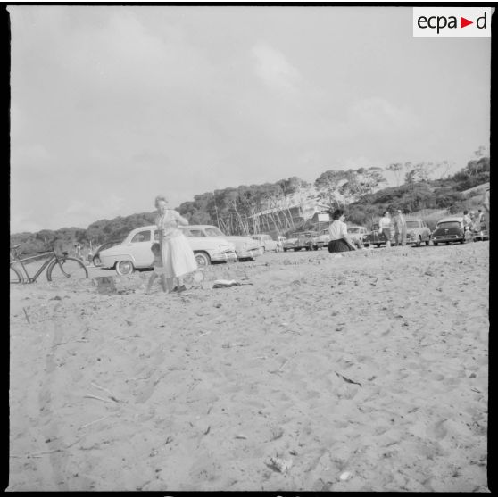 Alger. Commémorations du 13 Mai 1958. La population se détend à la plage.