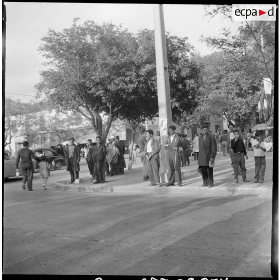 Alger. Commémorations du 13 Mai 1958. La population se détend en allant à la plage.