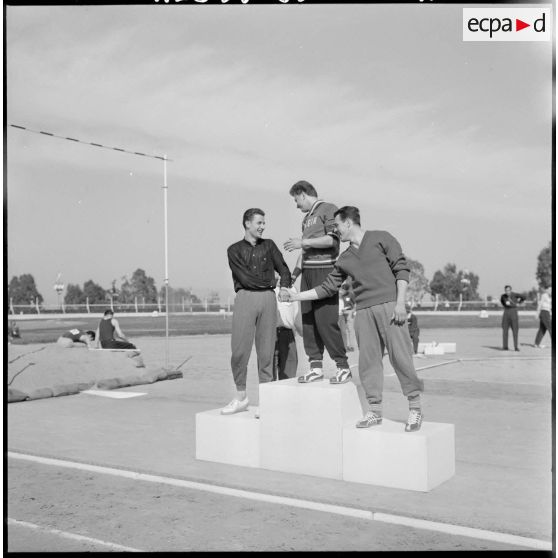 Alger. Stade des Tagarins. Troisièmes jeux d'athlétisme Géo André. Les vainqueurs du javelot : Michel Macquet et Janusz Sidlo sur le podium.