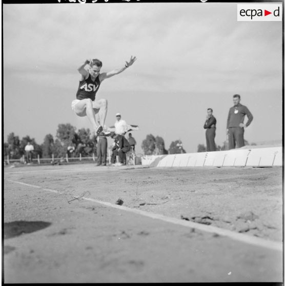 Alger. Stade des Tagarins. Troisièmes jeux d'athlétisme Géo André. L'athlète allemand Holtzberger au saut en longueur.