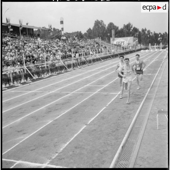Alger. Stade des Tagarins. Troisièmes jeux d'athlétisme Géo André. Passage du 1500 mètres devant les tribunes.
