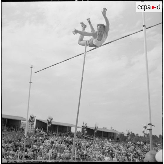Alger. Stade des Tagarins. Troisièmes jeux d'athlétisme Géo André. Wazny, recordman de Pologne de saut à la perche.