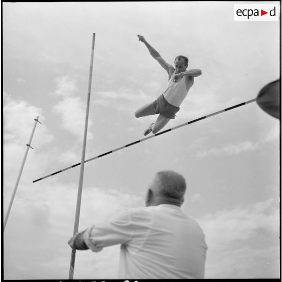 Alger. Stade des Tagarins. Troisièmes jeux d'athlétisme Géo André. Wazny, recordman de Pologne de saut à la perche.