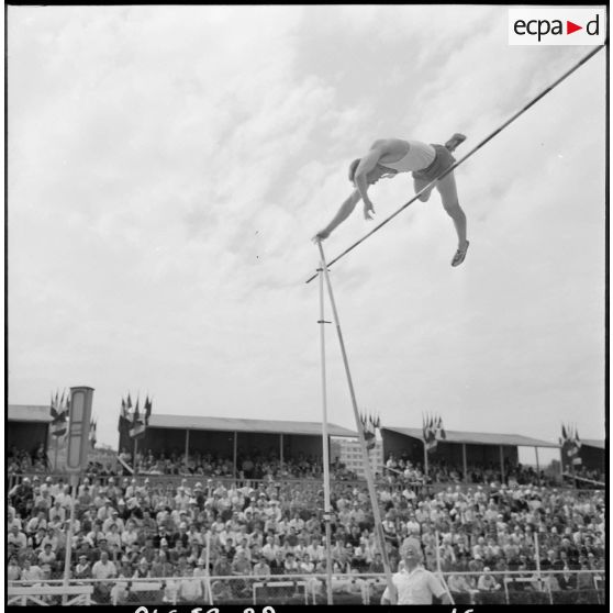 Alger. Stade des Tagarins. Troisièmes jeux d'athlétisme Géo André. Wazny, recordman de Pologne de saut à la perche.