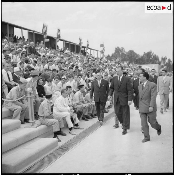 Alger. Stade des Tagarins. Troisièmes jeux d'athlétisme Géo André. Arrivée aux tribunes de Paul Delouvrier.