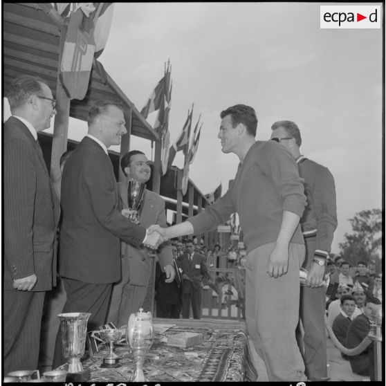 Alger. Stade des Tagarins. Troisièmes jeux d'athlétisme Géo André. Paul Delouvrier félicite Michel Macquet, recordman de France du lancement de javelot.