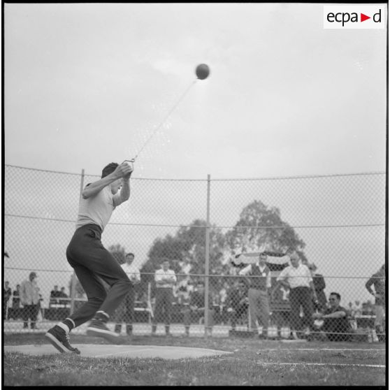 Alger. Stade des Tagarins. Troisièmes jeux d'athlétisme Géo André. Bieger au marteau.