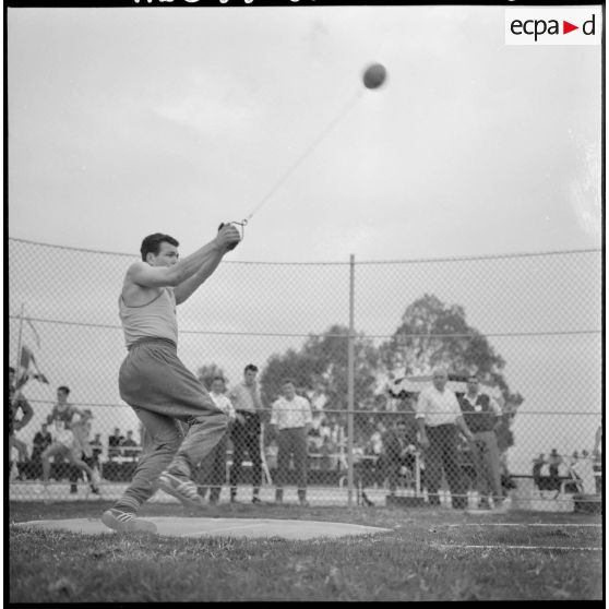 Alger. Stade des Tagarins. Troisièmes jeux d'athlétisme Géo André. Michel Macquet au marteau.