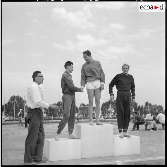 Alger. Stade des Tagarins. Troisièmes jeux d'athlétisme Géo André. Jacques Degats, vainqueur du 400 mètres international, sur le podium.