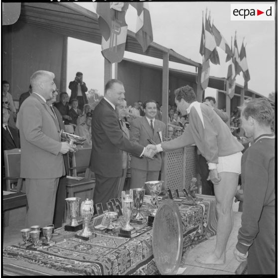 Alger. Stade des Tagarins. Troisièmes jeux d'athlétisme Géo André. Paul Delouvrier félicite Jacques Degats.