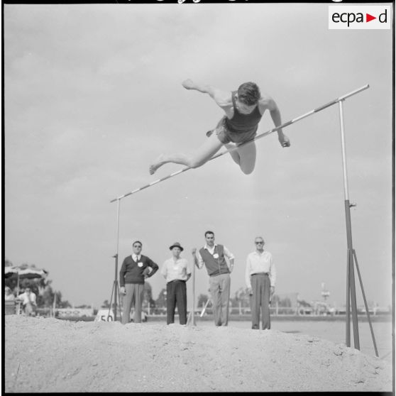 Alger. Stade des Tagarins. Troisièmes jeux d'athlétisme Géo André. Michel Hermann, champion de France du saut en hauteur.