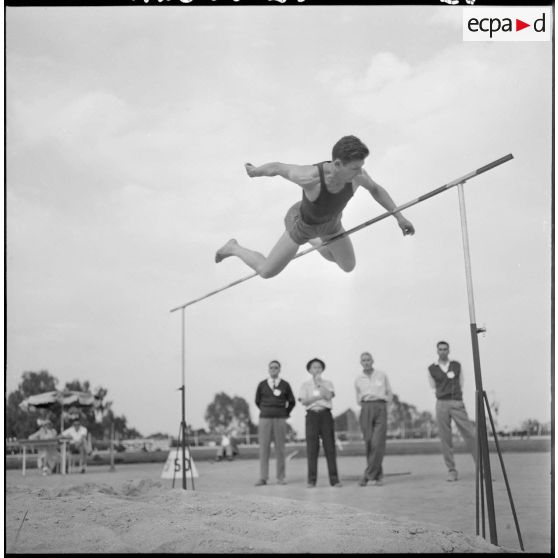 Alger. Stade des Tagarins. Troisièmes jeux d'athlétisme Géo André. Michel Hermann, champion de France du saut en hauteur.