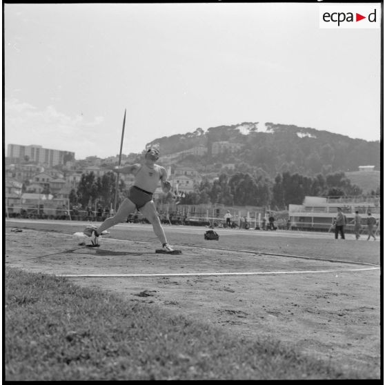 Alger. Stade des Tagarins. Troisièmes jeux d'athlétisme Géo André. Michel Macquet lance le javelot.