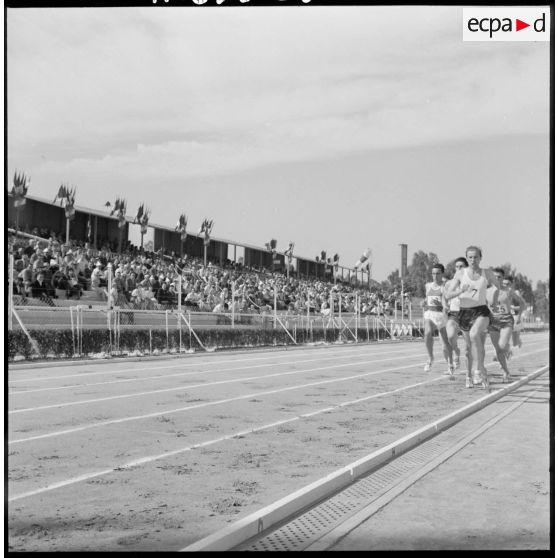 Alger. Stade des Tagarins. Troisièmes jeux d'athlétisme Géo André. Passage du 800 mètres devant les tribunes.