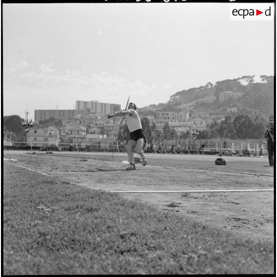 Alger. Stade des Tagarins. Troisièmes jeux d'athlétisme Géo André. Sidlo, champion de Pologne, lance le javelot.