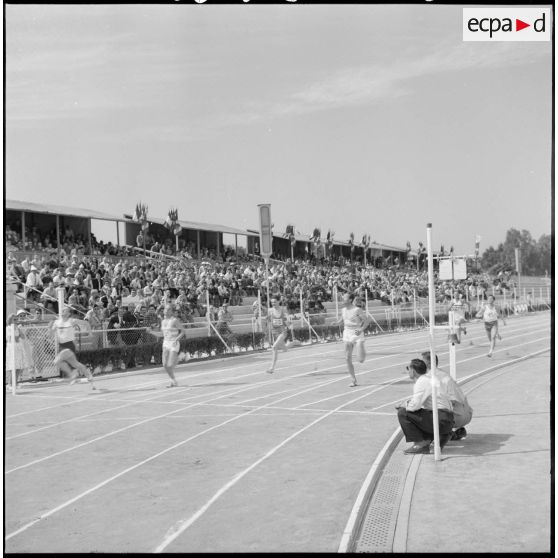 Alger. Stade des Tagarins. Troisièmes jeux d'athlétisme Géo André. Arrivée du 200 mètres international.