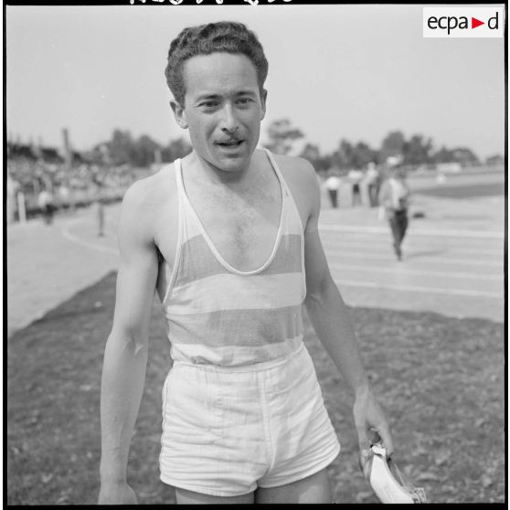 Alger. Stade des Tagarins. Troisièmes jeux d'athlétisme Géo André. Jacques Degats, recordman de France du 400 mètres après l'arrivée