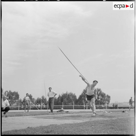 Alger. Stade des Tagarins. Troisièmes jeux d'athlétisme Géo André. Janusz  Sidlo au javelot.