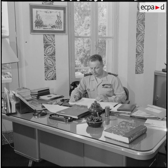 Alger. Portrait du général Challe, dans son bureau.