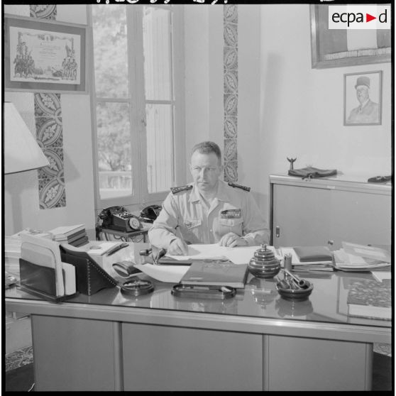 Alger. Portrait du général Challe, dans son bureau.