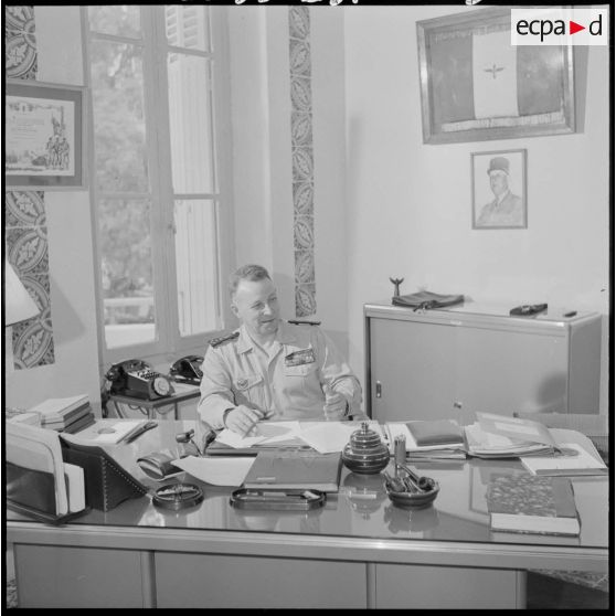 Alger. Portrait du général Challe, dans son bureau.