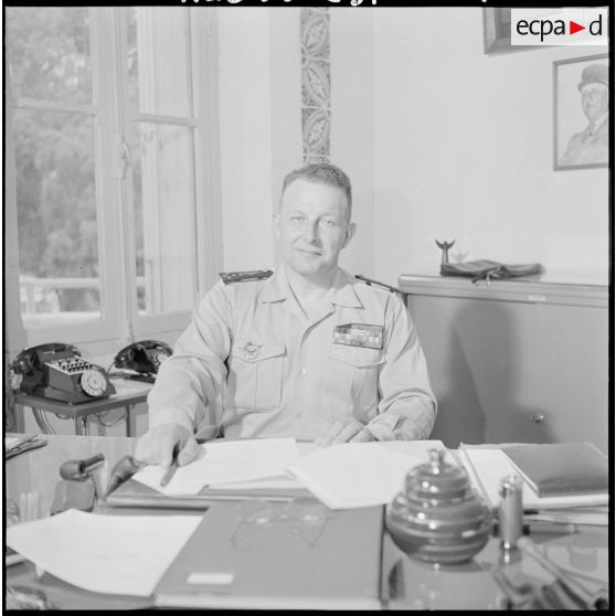 Alger. Portrait du général Challe, dans son bureau.