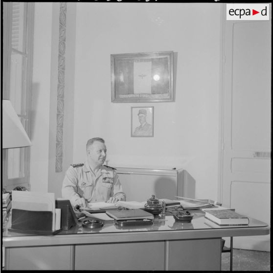 Alger. Portrait du général Challe, dans son bureau.