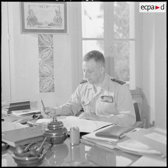 Alger. Portrait du général Challe, dans son bureau.