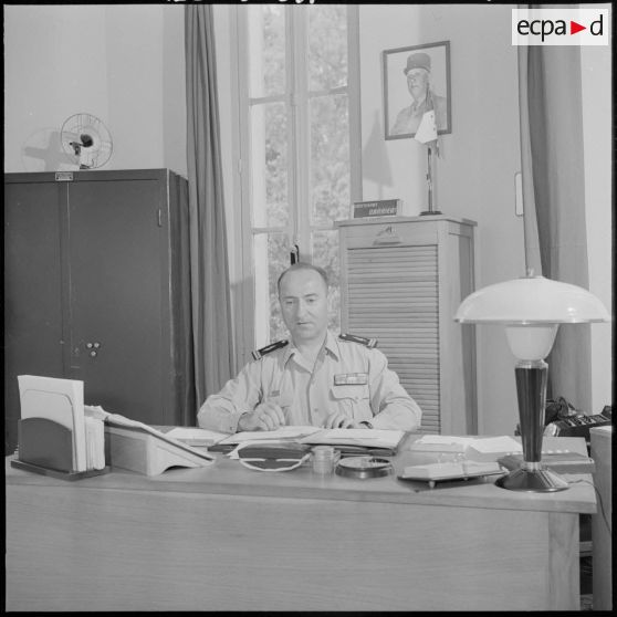 Alger. Portrait du lieutenant Barbieri, dans son bureau.