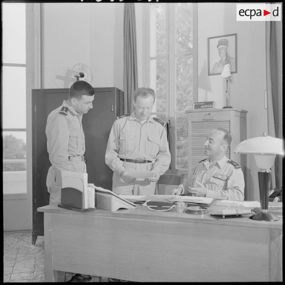 Alger. Le lieutenant Barbieri dans son bureau avec des militaires.