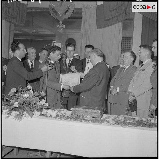 Alger. Mairie. Monsieur Bouharaoua remet à Pierre Devraigne le diplôme de citoyen d'honneur de la ville d'Alger.