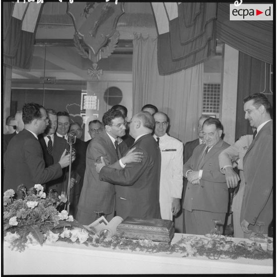 Alger. Mairie. Pierre Devraigne donne l'accolade à monsieur Bouharaoua.