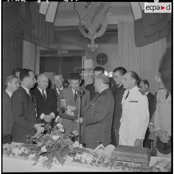 Alger. Mairie. Pierre Devraigne remet à monsieur Bouharaoua une plaquette commémorant le bi-millénaire de la ville de Paris.