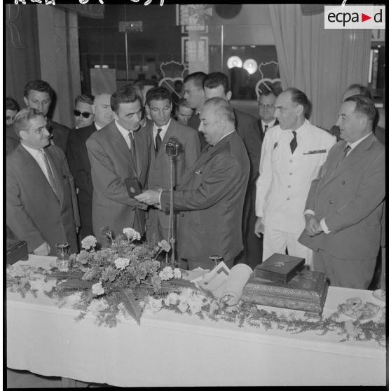 Alger. Mairie. Pierre Devraigne remet à un conseiller municipal de la ville d'Alger une médaille d'argent de la ville de Paris.