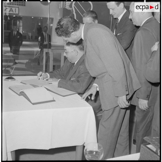 Alger. Mairie. Pierre Devraigne signe le livre d'or de la ville d'Alger.