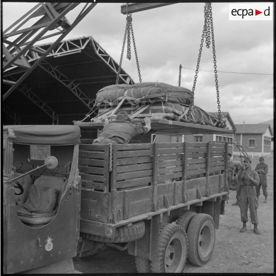 Parachutistes du centre de Blida. Préparation et transport du matériel.