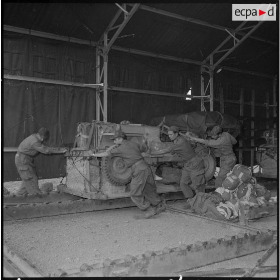 Parachutistes du centre de Blida. Préparation et transport du matériel et d'une jeep.