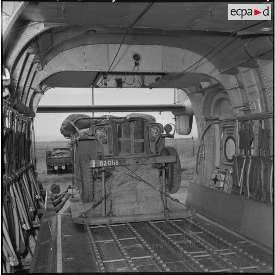Parachutistes du centre de Blida. Chargement d'une jeep dans un avion Nord-2501 Noratlas.